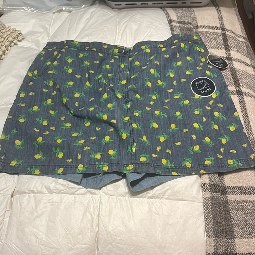 Mini skirt with shorts built-in with lemons on it denim blue sz 22  (C01)